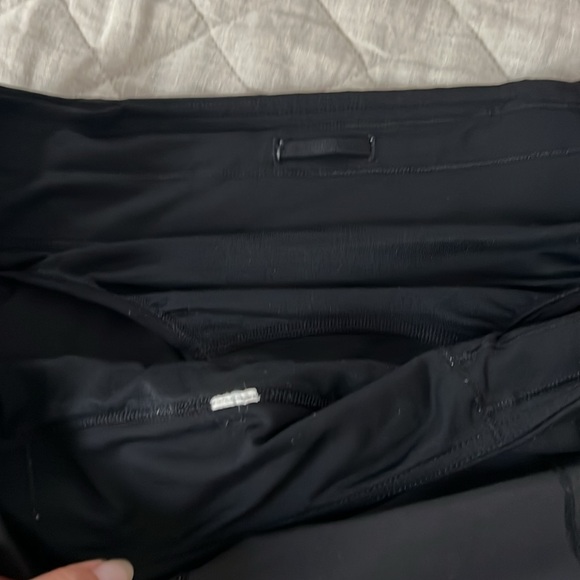 Lululemon speed up low rise 2.5 inch shorts - Picture 4 of 4